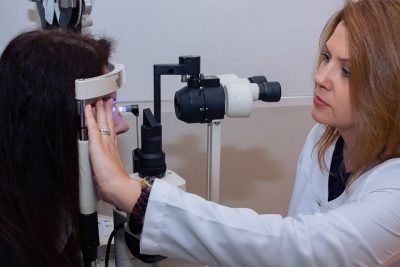 Tonometria é realizada para medir a pressão ocular